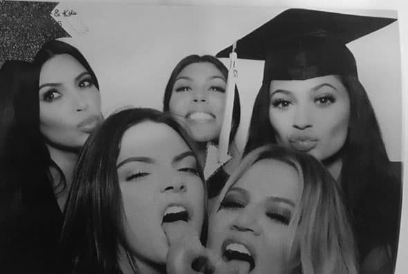 Aquí las cinco hermanas posando con la graduada.