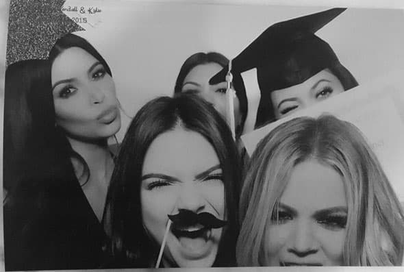 Se divirtieron todos sacándose fotos en un 'booth'.