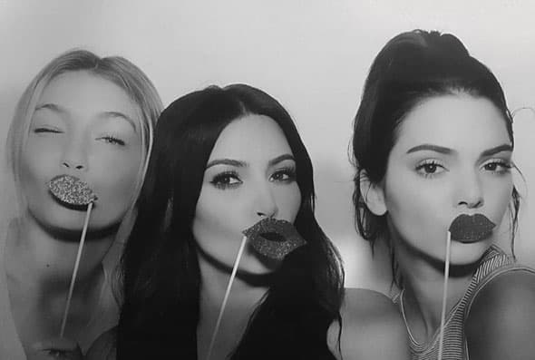 Gigi Hadid, Kim y Kendall bromeando con labios falsos.