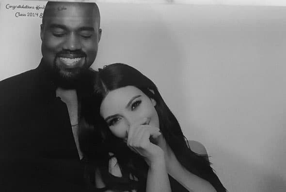 Y de repente, Kim comenzó a acaparar la maquinita, sacándose muchas fotos.