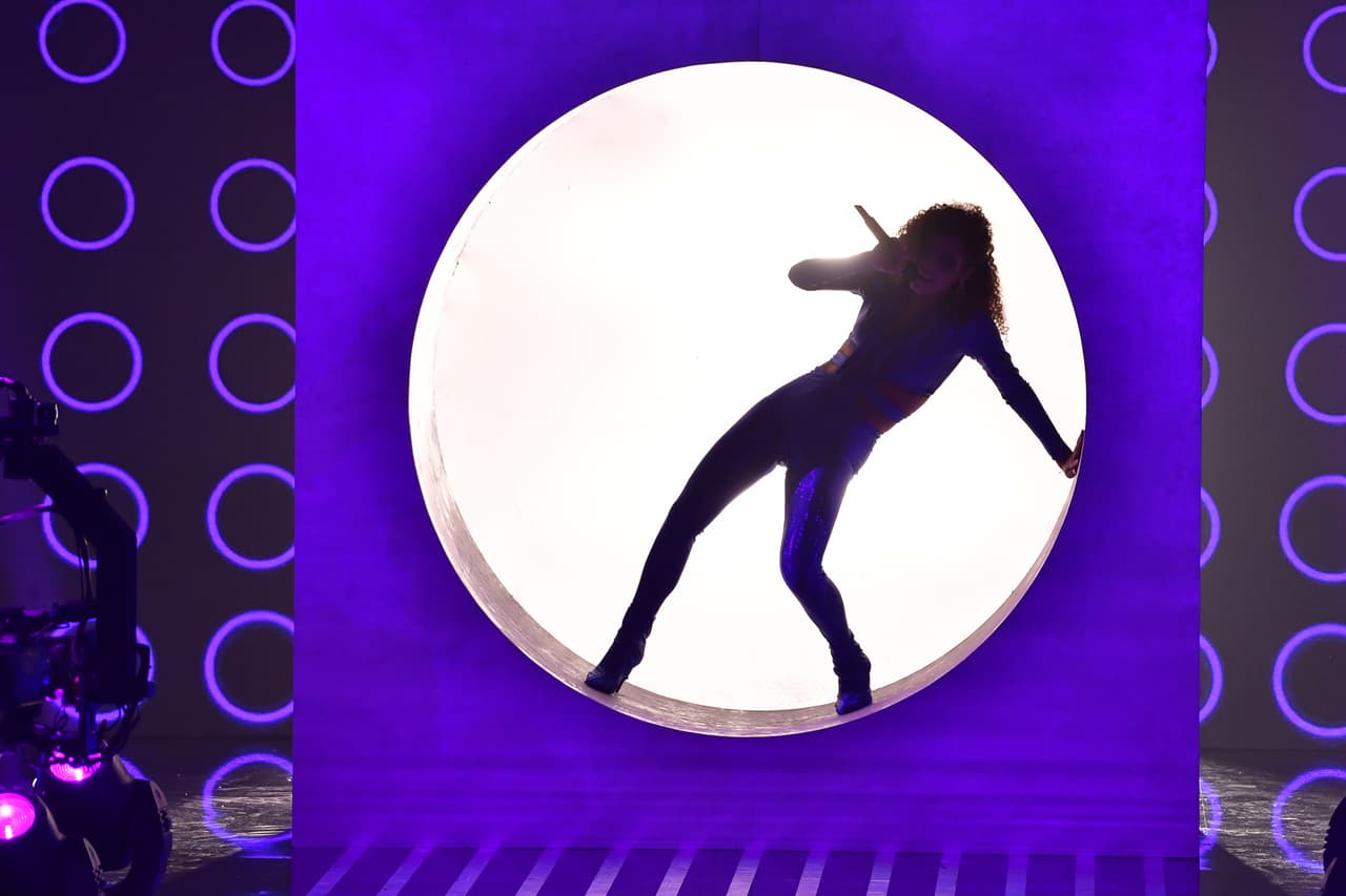 En su segundo performance, 
<a href="https://www.univision.com/shows/reina-de-la-cancion/la-megaproduccion-se-come-a-aimee-miranda-en-give-me-everything-video" target="_blank">Aimée interpretó 'Give Me Everything'</a>.