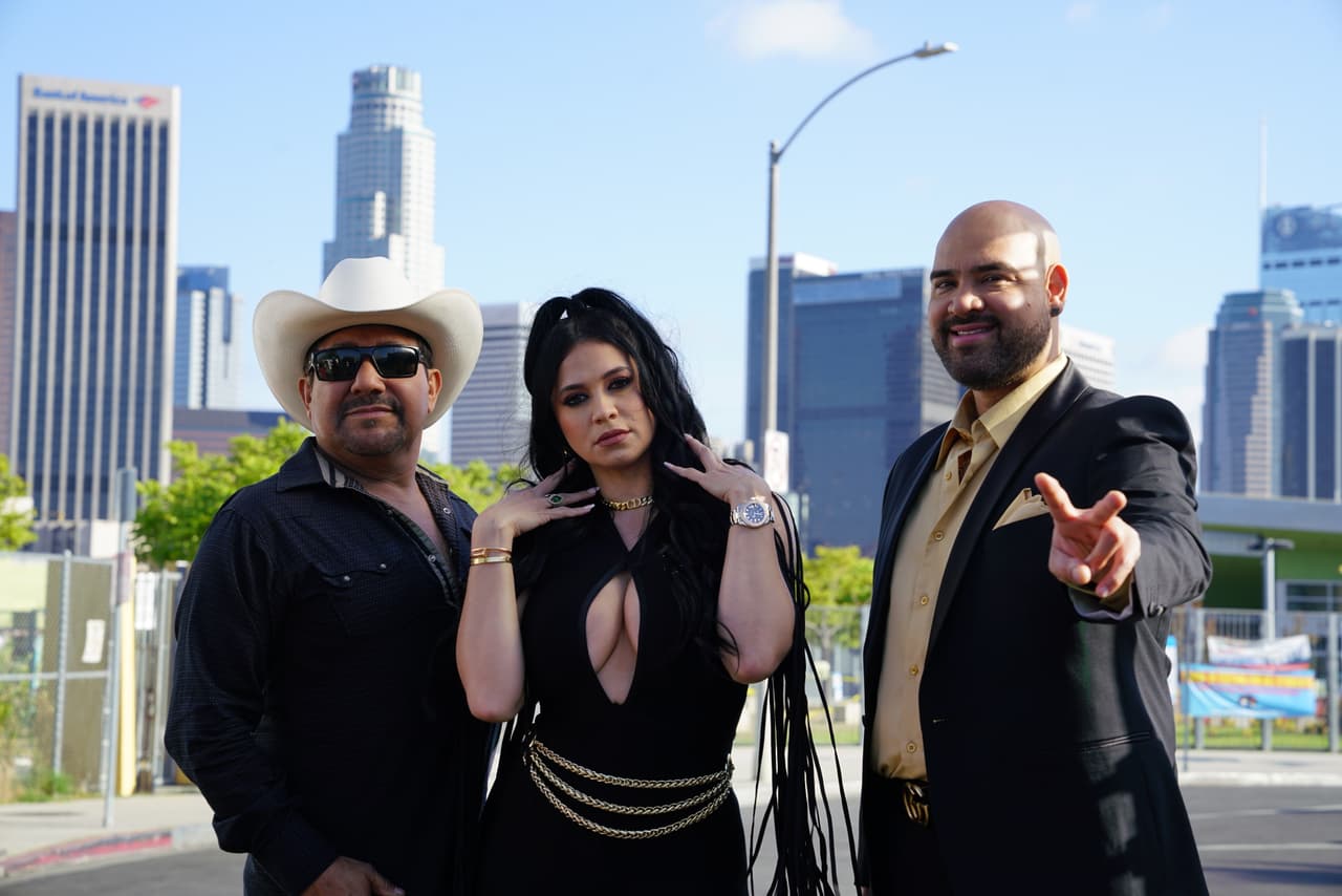 Los conductores del show fueron El Bueno, La Mala y El Feo, con su estilo único y cotorreo.