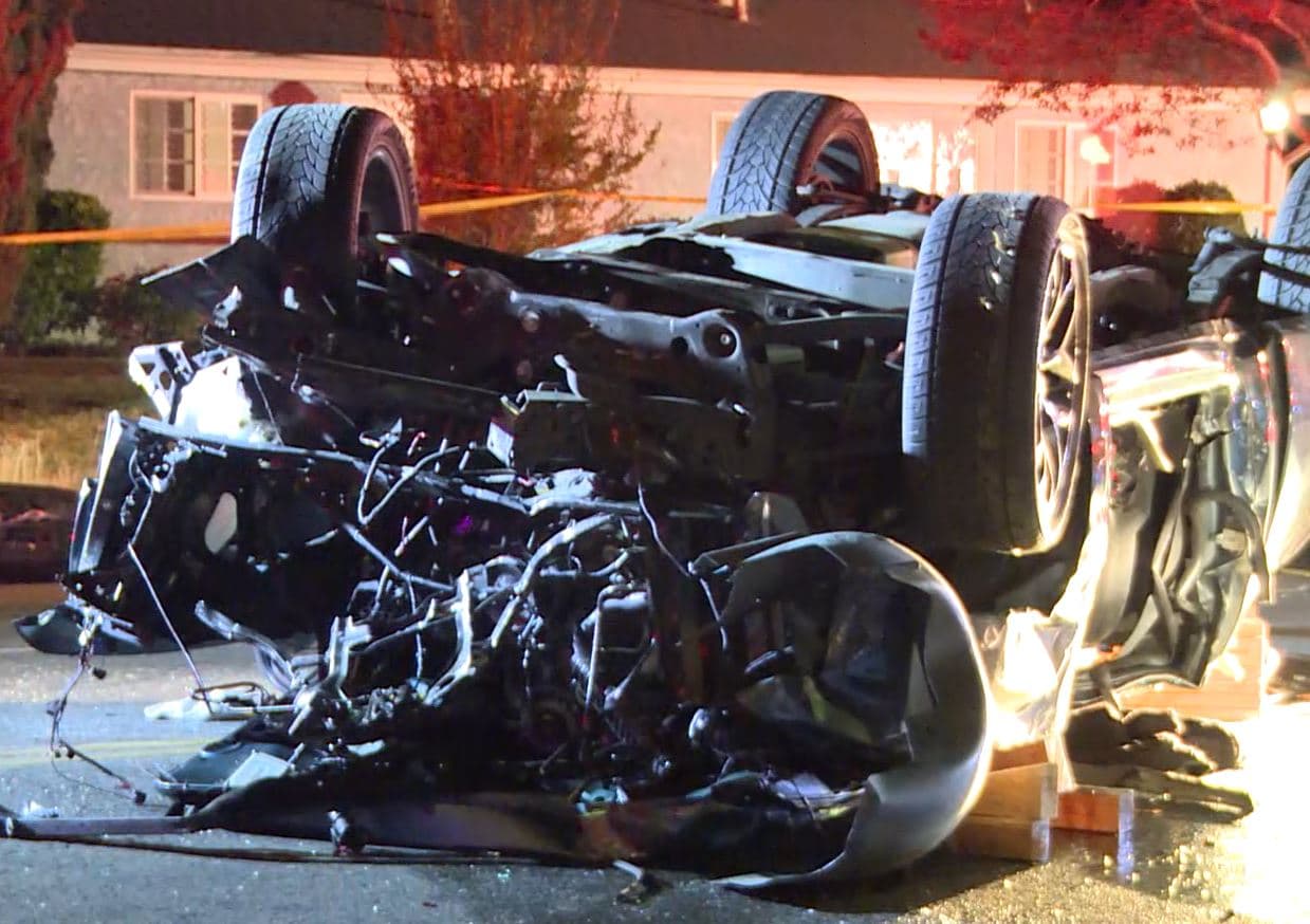 Vecinos aseguraron que un fuerte estruendo estremeció la calle, alrededor de la media noche del domingo, alertandolos de que algo muy grave habia ocurrido en frente de sus casas.