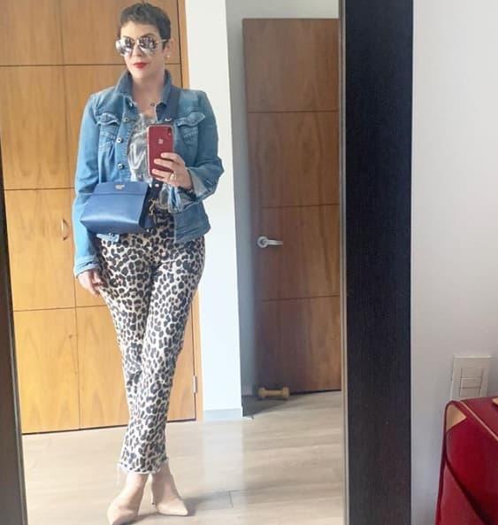 "Es importante que también sepamos que 
<b>este cáncer está matando</b> a mucha mujeres porque se detecta en una etapa muy tardía", agregó Jones, de 62 años.