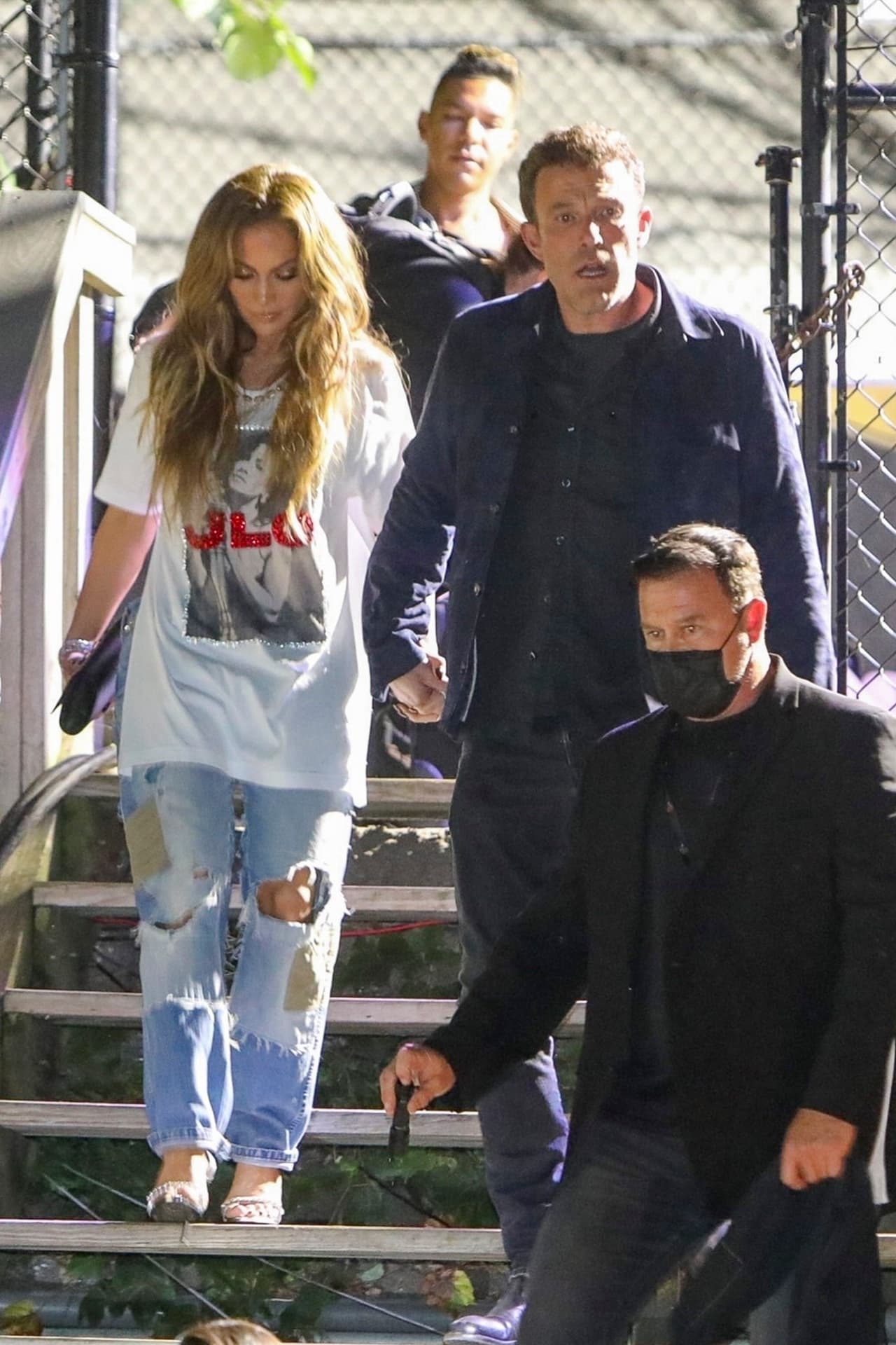 Los paparazzis lo fotografiaron cuando Ben Affleck apareció tras bambalinas para recibir a la cantante tras su 'performance'. 
<br>