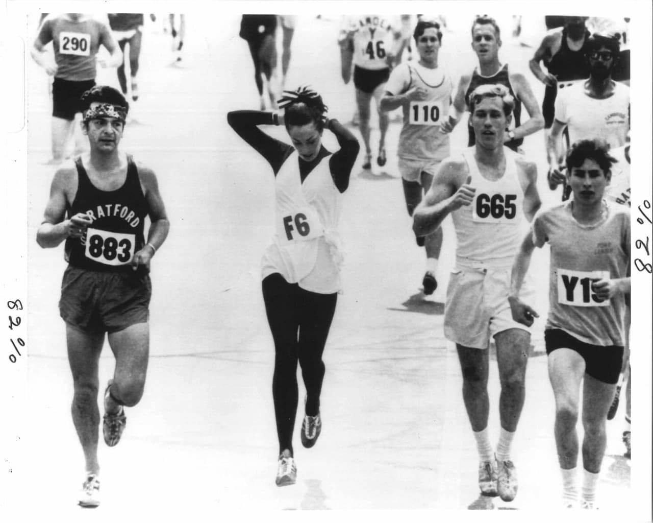 Switzer corriendo la maratón de Boston en 1972, el año en que las mujeres fueron oficialmente aceptadas en la carrera fundada en 1897. (Facebook de Kathrine Switzer)