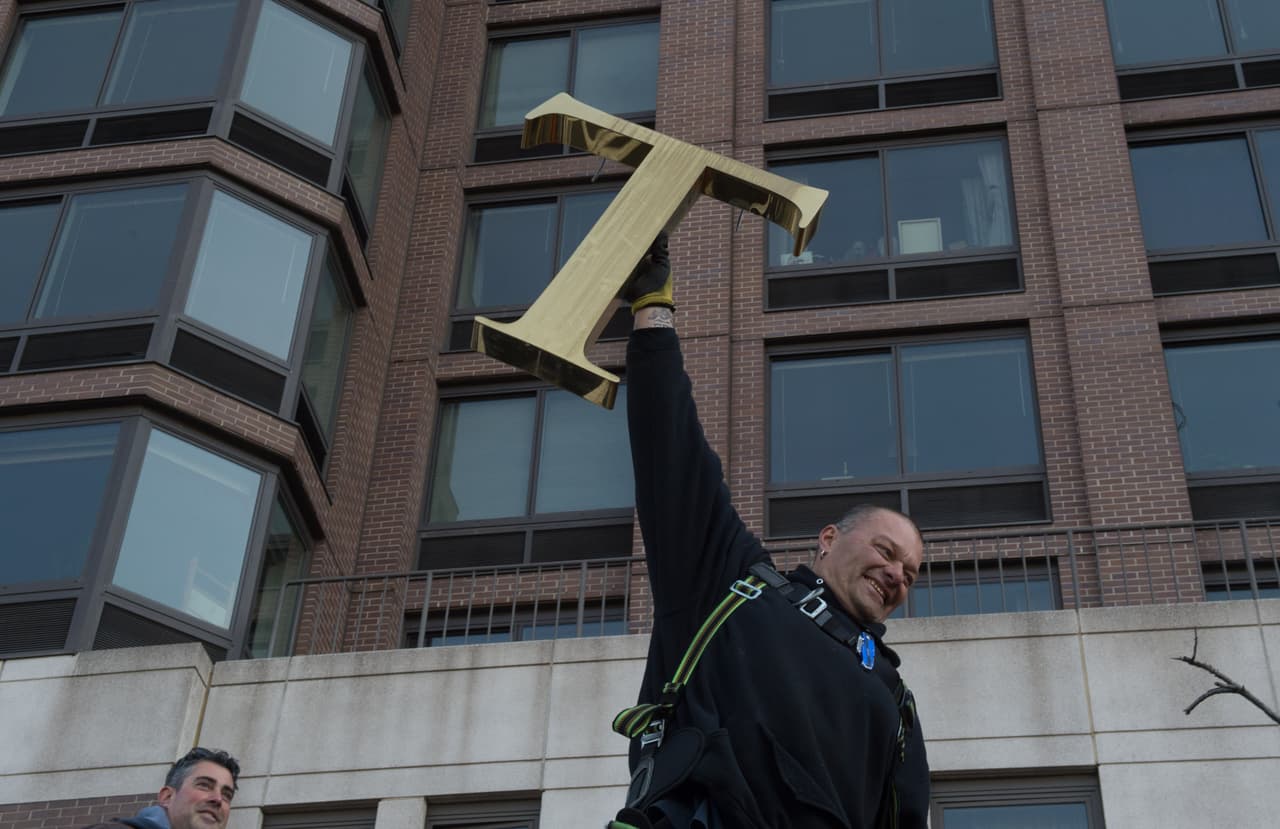 Trabajadores eliminan el letrero con el apellido Trump de 160 Riverside Blvd de Upper West Side, Manhattan, Nueva York. El nombre del presidente electo
<a href="www.univision.com/personas-donald-trump" target="_blank"><b>Donald Trump</b></a> fue retirado de los tres edificios de lujo llamados
<i>Trump Place</i> después de que
<b><a href="http://www.univision.com/noticias/elecciones-2016/la-revuelta-de-los-inquilinos-de-un-edificio-llamado-trump-el-nombre-mas-toxico-de-nueva-york" target="_blank">los habitantes firmaran una petición diciendo que no querían que su casa se asociara con el presidente electo</a></b>.