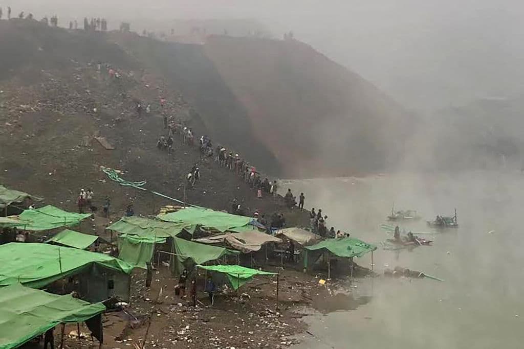 Rescatistas buscan a los mineros de una mina de jade desaparecidos en un desprendimiento de tierra.