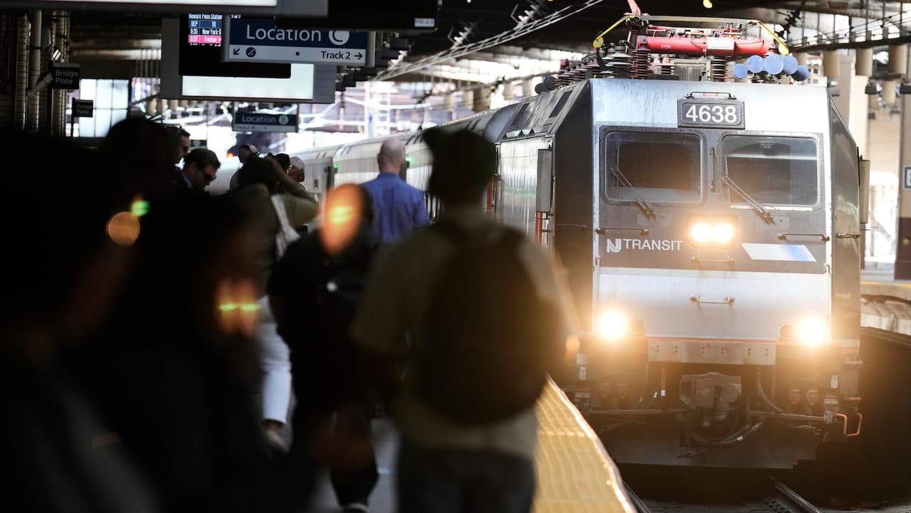 NJ Transit amplía servicios de trenes y autobuses por temporada de Acción de Gracias.