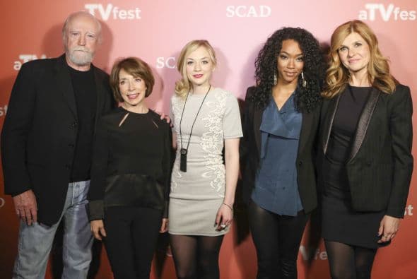 La actriz, de 28 años, en un evento promocional junto a Emily Kinney, Scott Wilson (Hershel) y Connie Britton (del show "Nashville"). Mira aquí los videos más chismosos.