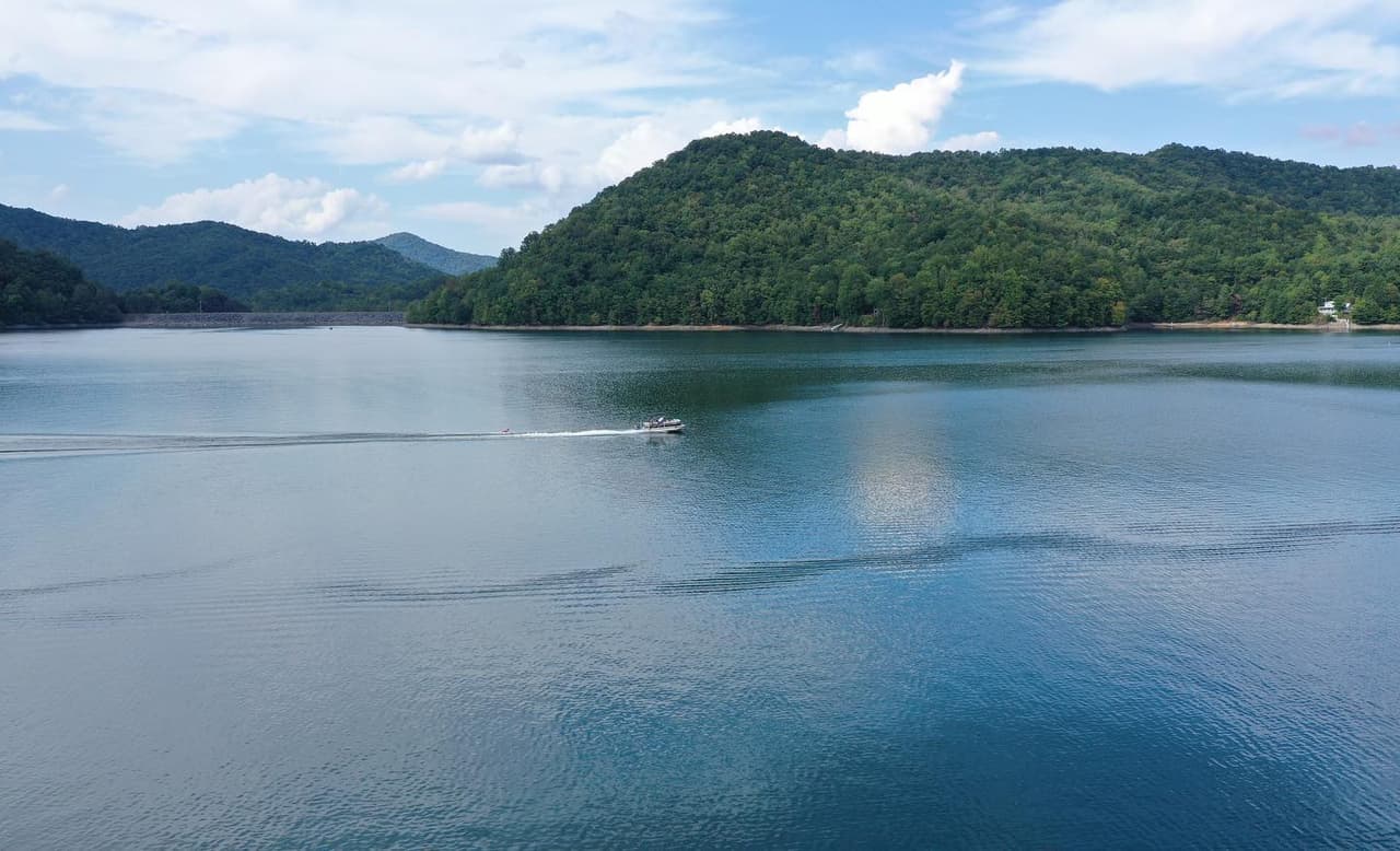 El lago está regulado y mantenido por 
<b><a href="https://www.duke-energy.com/home">Duke Power Company</a></b> y muchos pescadores disfrutan de la pesca en el embalse de Nantahala debido al bajo número de navegantes y al impresionante paisaje.