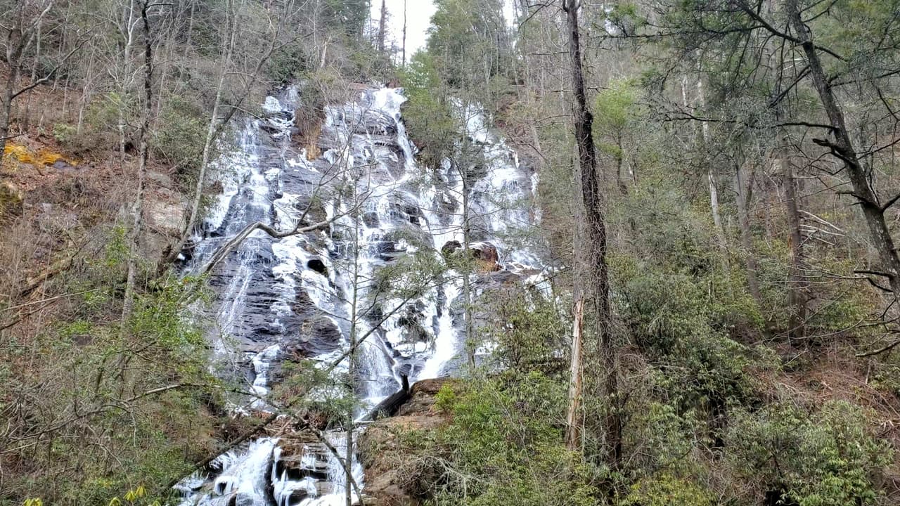 Encuentra las coordenadas de Dukes Creek Falls para el GPS de tu teléfono celular, 
<b><a href="https://maps.app.goo.gl/Y9PDi3sS2unc4a5u9">aquí</a></b>.