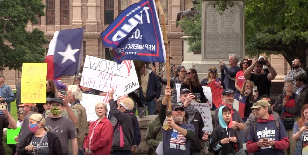 Cientos exigen que se elimine la orden de quedarse en casa a pesar de los 18,317 casos de coronavirus en Texas