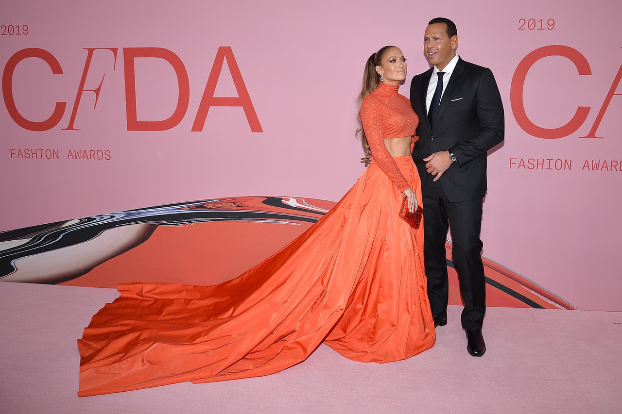 “Pronto, pronto (será la boda con A-Rod), pero sí, el siguiente año. Me gustaría una boda grande, 
<b>me gustaría casarme en una iglesia</b>, nunca me he casado en una iglesia", comentó la cantante en el documental.