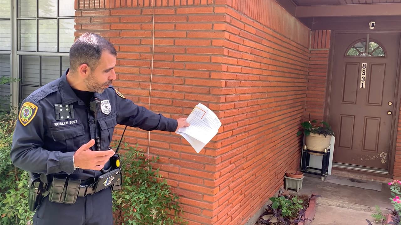 El oficial Jesús Robles de la policía de Houston dice que muchos de los robos en los vecindarios, ocurren cuando la persona está distraída al llegar a casa o cuando está saliendo.