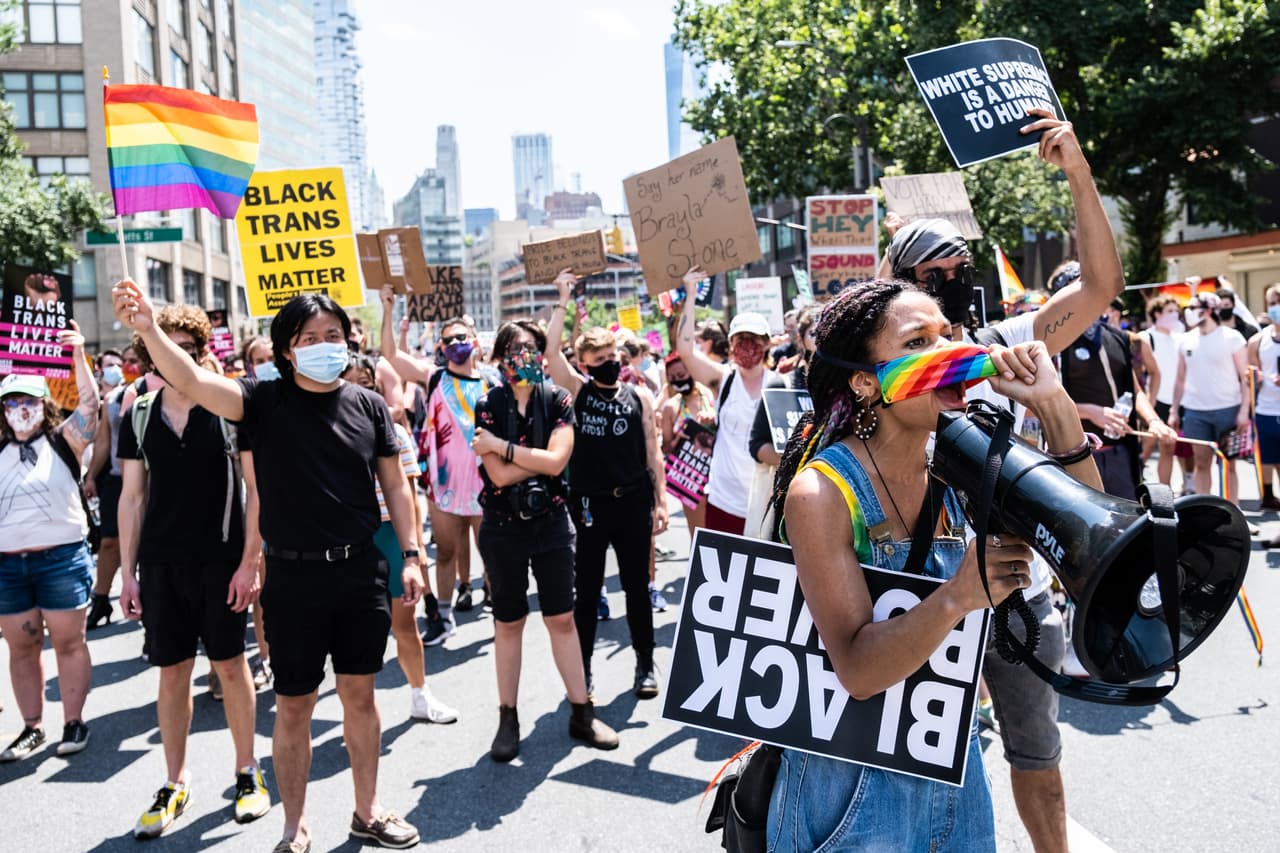 "Hay que educar la comunidad," dijo Pixy Aventura. "La educación es primero para tener una pelea hay que educar personas.....no entiendo porque la policía necesita tanto dinero".
<br>