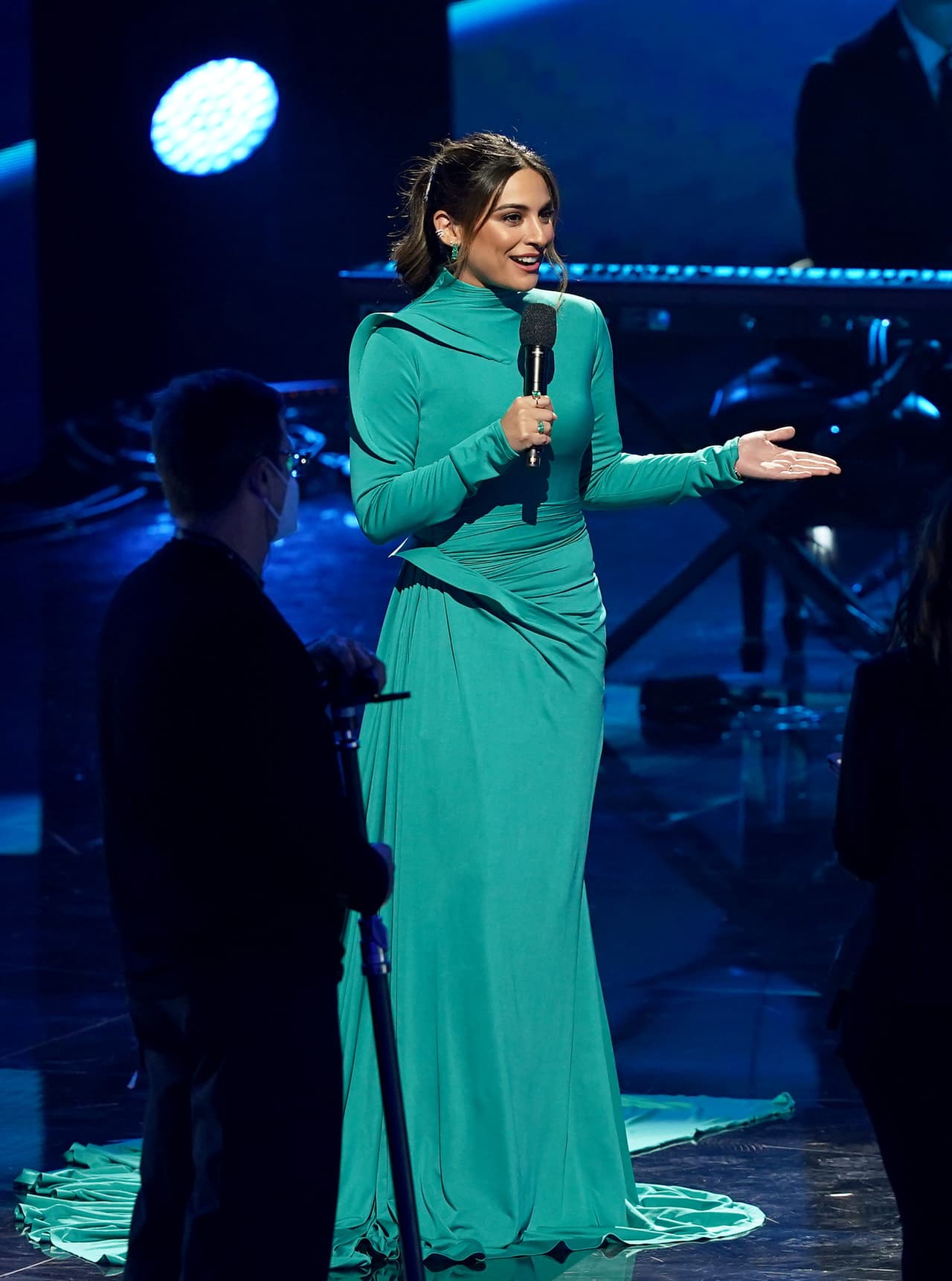 Su estilista Irma Martínez la ayudó a seleccionar este diseño de suave sotisficación con el que se veía tan cómoda.