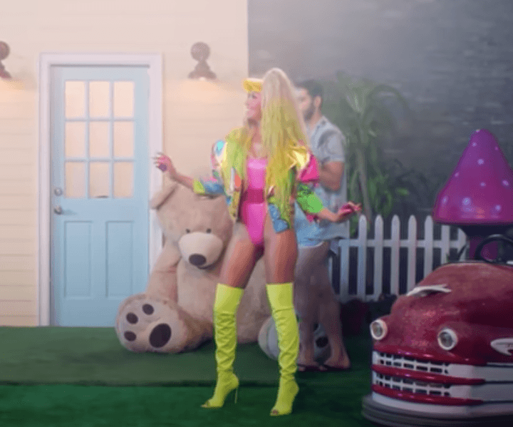 #4
<br>De igual manera, Thalía suele presumir sus looks en sus videos musicales. Para el tema de 'Lindo pero bruto' (2019) presumió su pasión por las botas altas con este modelo amarillo y con las puntas abiertas.