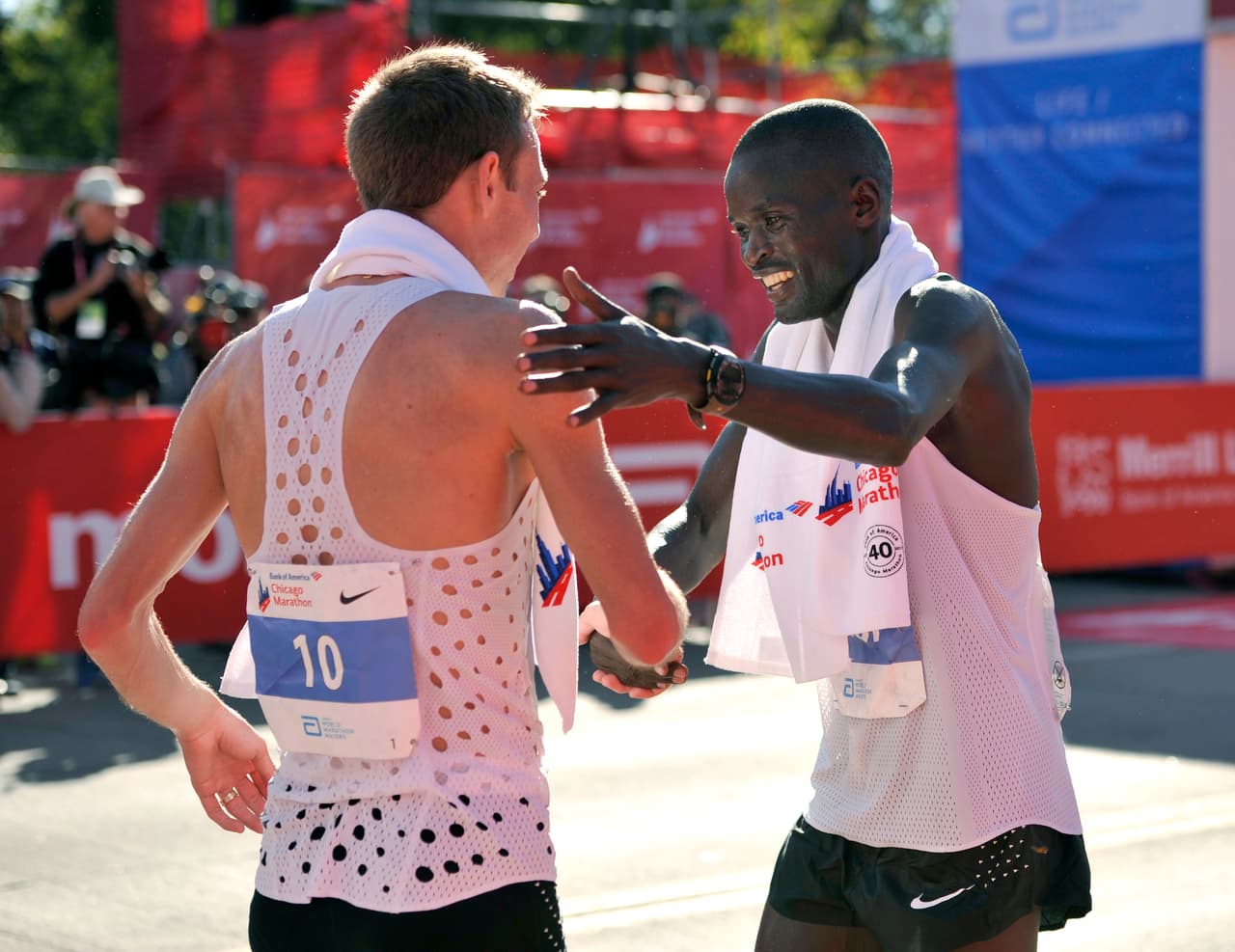 La más reciente victoria de un atleta de Estados Unidos en el maratón de Chicago fue en el 2002 y se trató de Khalid Khannouchi. Aquí vemos a Rupp saludando a Abel Kirui, de Kenia, quien cruzó la meta 28 segundos después.