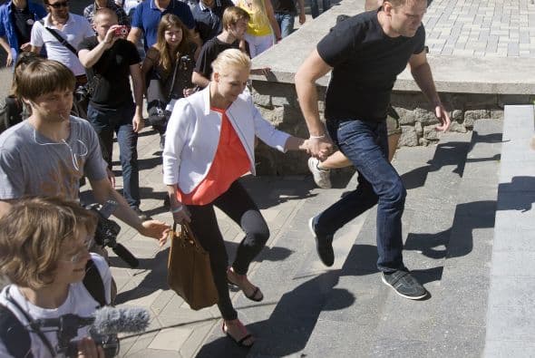 El alcalde en funciones de Moscú, Serguéi Sobianin, se pronunció a favor de que el dirigente opositor Alexéi Navalny se presente a las elecciones al Ayuntamiento de la capital rusa del próximo 8 de septiembre. Navalny decidió retirar su candidatura tras ser condenado la víspera a cinco años de cárcel en un caso de robo de madera y fraude, lo que de hecho le inhabilitaba para tomar parte en unas elecciones. Después de su arresto, condena y posteriores demostraciones en St. Petersburg y otras ciudades rusas, el bloguero fue puesto en libertad en forma inesperada. Al quedar en libertad hasta que se resuelva la apelación de la sentencia, el opositor podría concurrir teóricamente a los citados comicios. Tras abandonar la prisión preventiva de la ciudad de Kírov, unos 900 kilómetros al este de la capital, Navalny señaló que tomara una decisión cuando vuelva a casa. Mientras, el veterano opositor liberal, Borís Nemtsov, animó hoy a Navalny a postular su candidatura, "continuar hasta el final y ganar". "Estoy convencido de que si en las elecciones recibe más de un millón de votos, no se atreverán a encerrarlo. La garantía de inmunidad de Navalny depende directamente del apoyo popular", apuntó. Navalny, bloguero anticorrupción que sacó a la luz los trapos sucios del partido del Kremlin, era considerado hasta su condena ayer a cinco años de cárcel el dirigente opositor con mayor gancho electoral. Los analistas no creen en una posible victoria de Navalny en las elecciones a la alcaldía, pero consideran que su condena sí puede traerle réditos electorales. Uno de los organizadores en diciembre de 2011 de las mayores protestas antigubernamentales desde la caída de la Unión Soviética, Navalny fue el dirigente más votado cuando la oposición extraparlamentaria decidió crear un consejo coordinador.