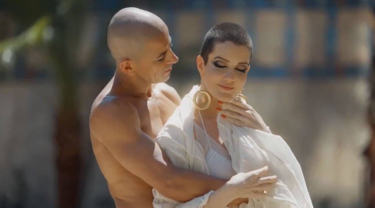 Tal y como lo podemos ver en esta imagen, hombres y mujeres se rapaban la cabeza por el intenso calor, aunque casi siempre escondían esto con tocados o pelucas, aunque también era válido quedar al descubierto.