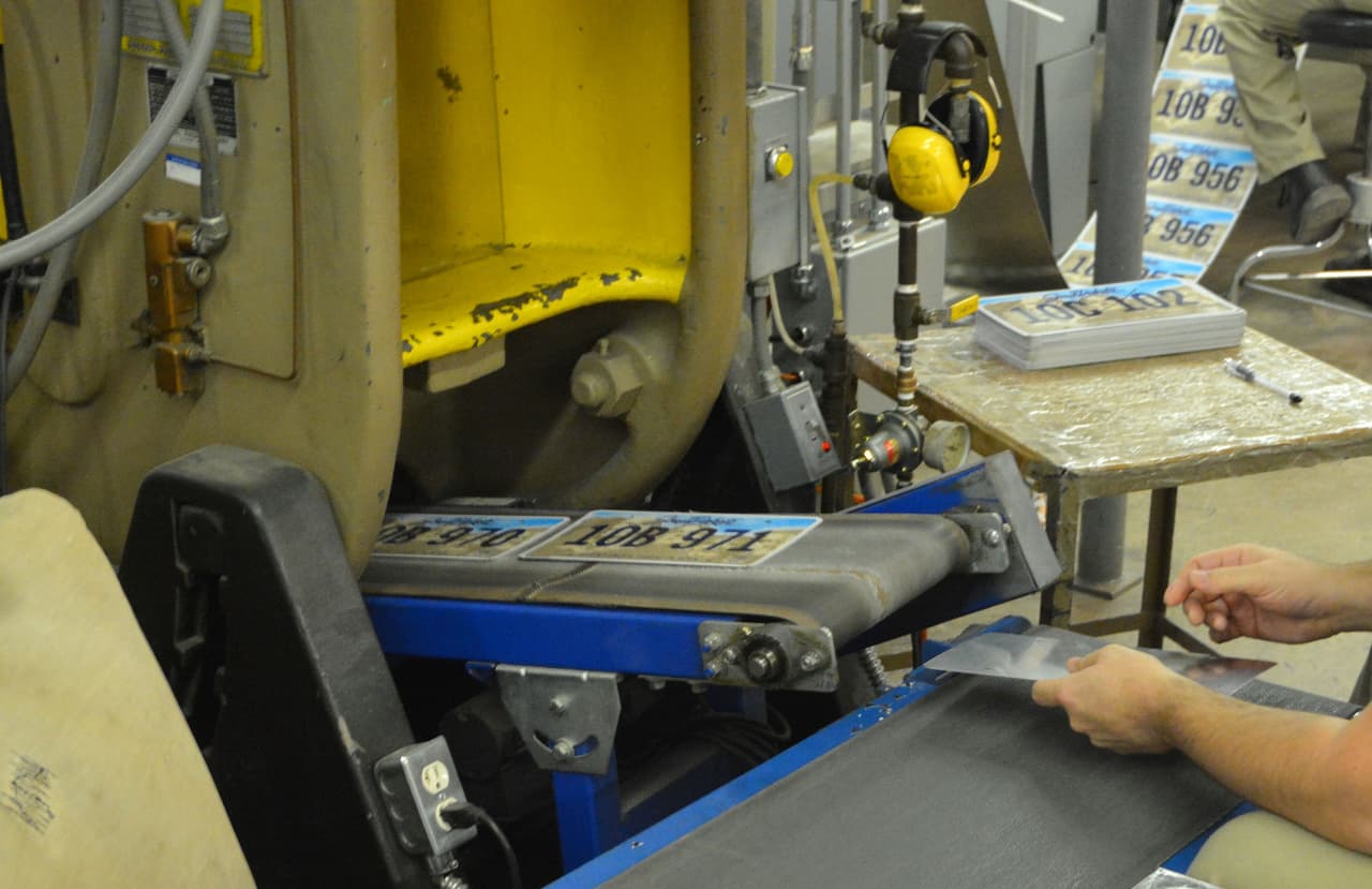 <b> Industrias penitenciarias federales (UNICOR)</b>
<br>
<br>Año de fundación: 1934.
<br>
<br>Industria: rehabilitación de reclusos.
<br>
<br>Fue establecida por el Congreso en 1934 con la misión de ofrecer programas de capacitación laboral a los reclusos. 
<br>
<br>A los participantes se les paga entre 23 centavos y 1.15 dólares la hora de trabajo y generan más de 80 servicios y productos, entre ellos matrículas para autos y mobiliario de oficina. La empresa es económicamente autosuficiente y no representa una carga para los contribuyentes.
<br>