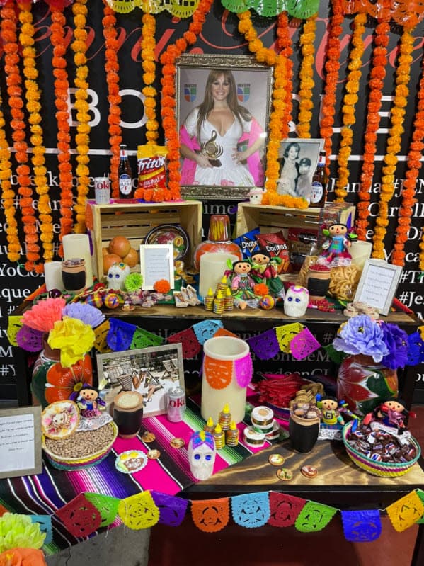 <b>Los hijos de Jenni Rivera </b>montaron un colorido altar en la boutique de 'La Diva de la Banda'.