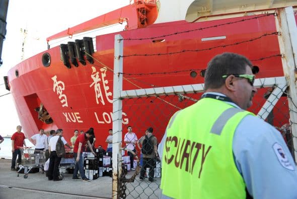Las autoridades australianas indicaron que la búsqueda con radares del avión malasio desaparecido el pasado 8 de marzo con 239 personas a bordo ha sido infructuosa y replantearon una "estrategia visual" para localizar los posibles restos del aparato en el océano Índico. Dos aeronaves con "observadores entrenados" asomados a las ventanillas rastrean una zona de la extensión de la península Ibérica al suroeste de Australia, mientras otras dos se encuentran en camino para peinar la región donde ayer fueron detectados en unas imágenes de satélite dos objetos que podrían pertenecer a la aeronave. Un avión P3 Orion de las Fuerzas Aéreas australianas regresó este viernes a su base después de sobrevolar sin resultados positivos el lugar, señaló Young. Tony Abbott, declaró que harán "todo lo posible" para encontrar y confirmar si los restos pertenecen al vuelo MH370. "Ahora mismo podrían ser unos contenedores que han caído de un barco, nosotros no sabemos", advirtió Abbott.