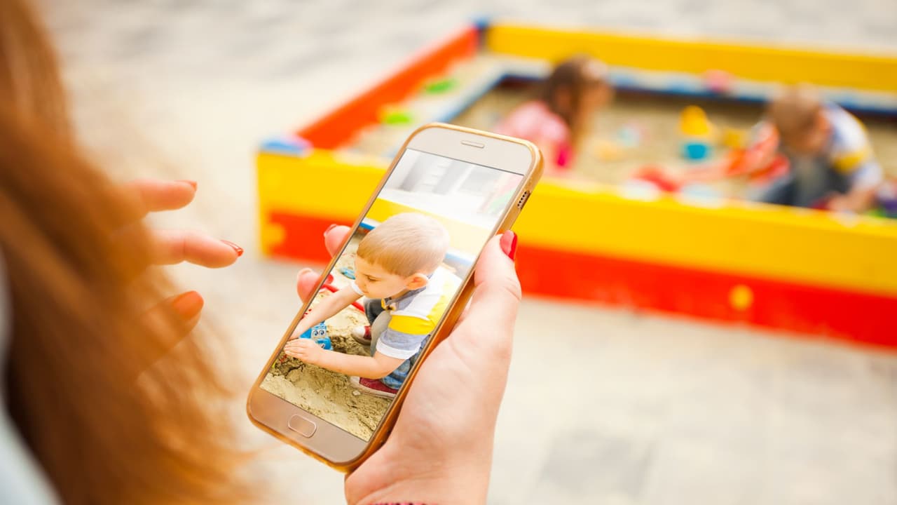 Estas son las fotografías de tus hijos que nunca debes publicar en redes sociales y consejos para proteger su huella digital