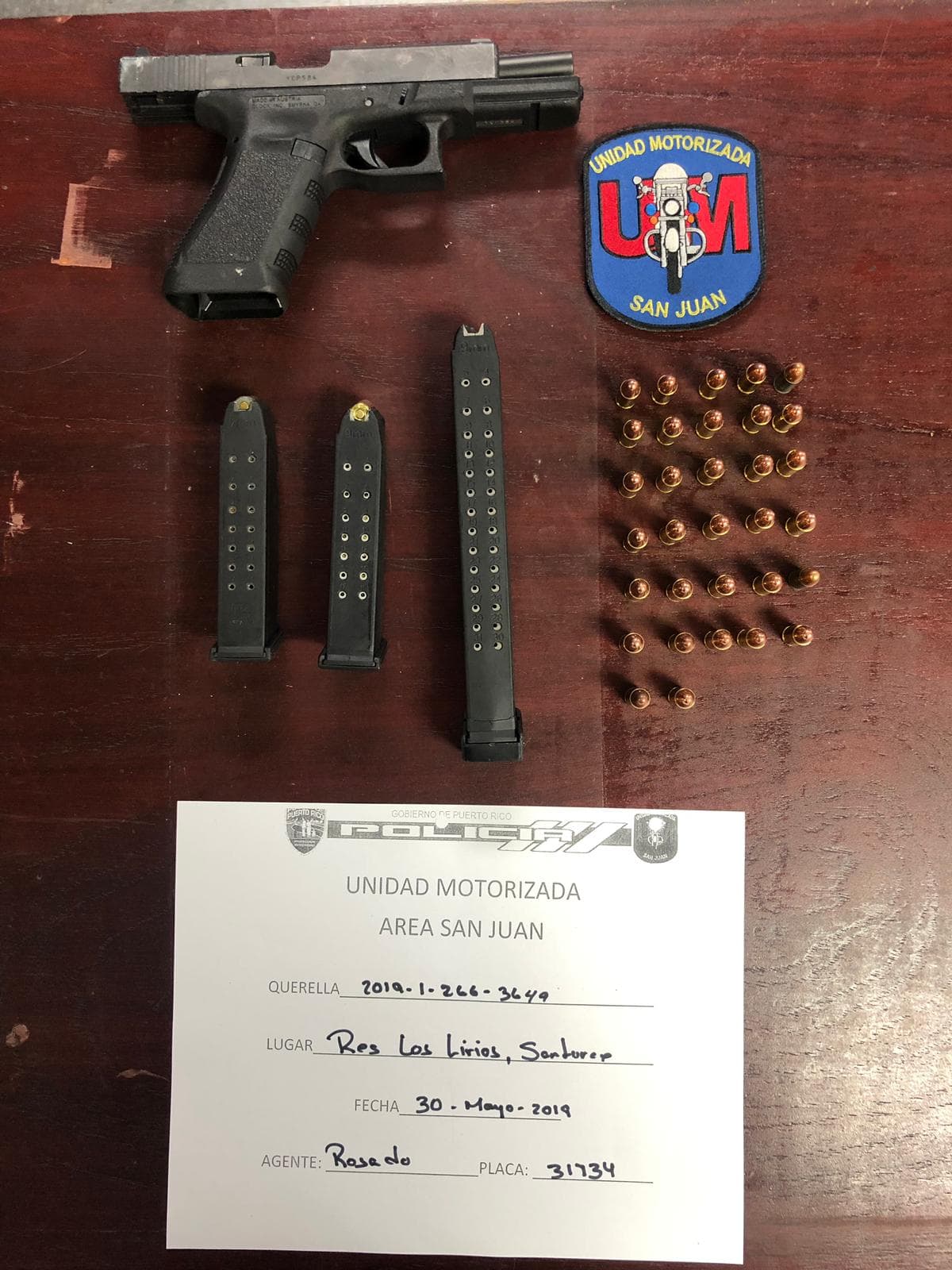 En la parte posterior del Residencial Los Lirios arrestaron a un joven de 18 años y se le ocupó una pistola Glock con tres cargadores y 58 municiones.