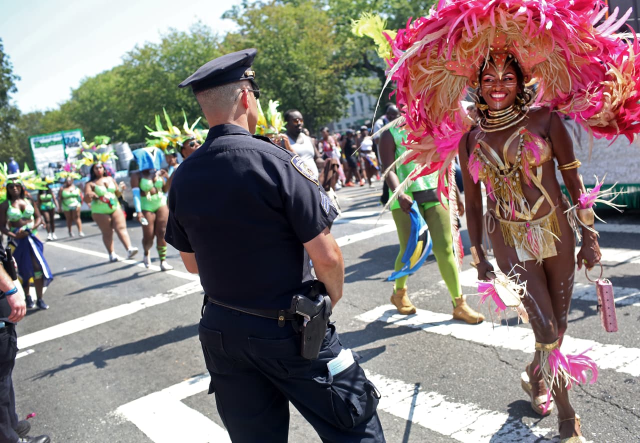 Una de las bailarinas del evento sonríe a un agente de la Policía de Nueva York.