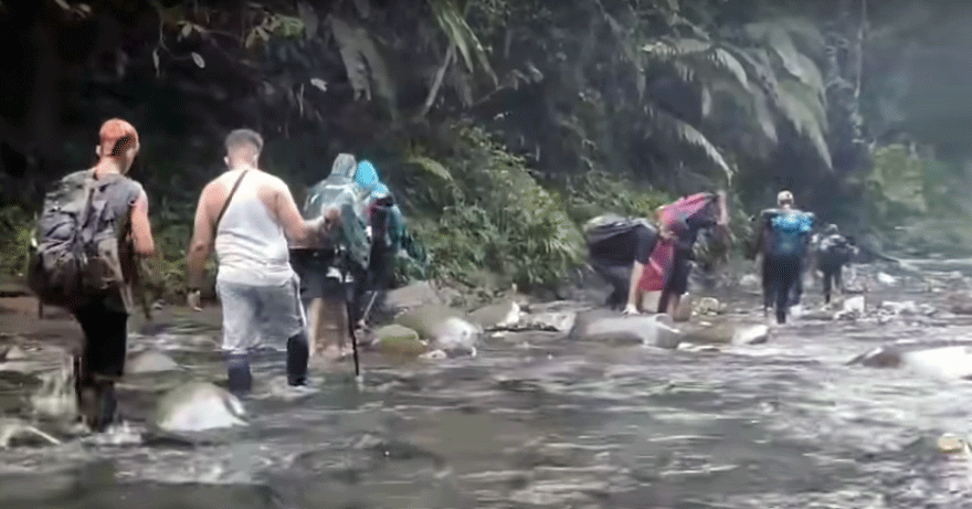 Sobrevivientes del paso por la selva de Darién denuncian robos, estafas y violaciones a mujeres dentro del recorrido.