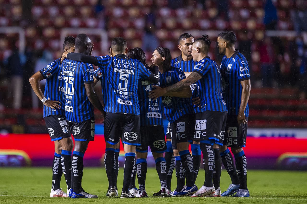 Jonathan Dos Santos es el héroe de la noche, ya que su solitario gol le da un valioso triunfo a Querétaro 1-0 sobre las Chivas.