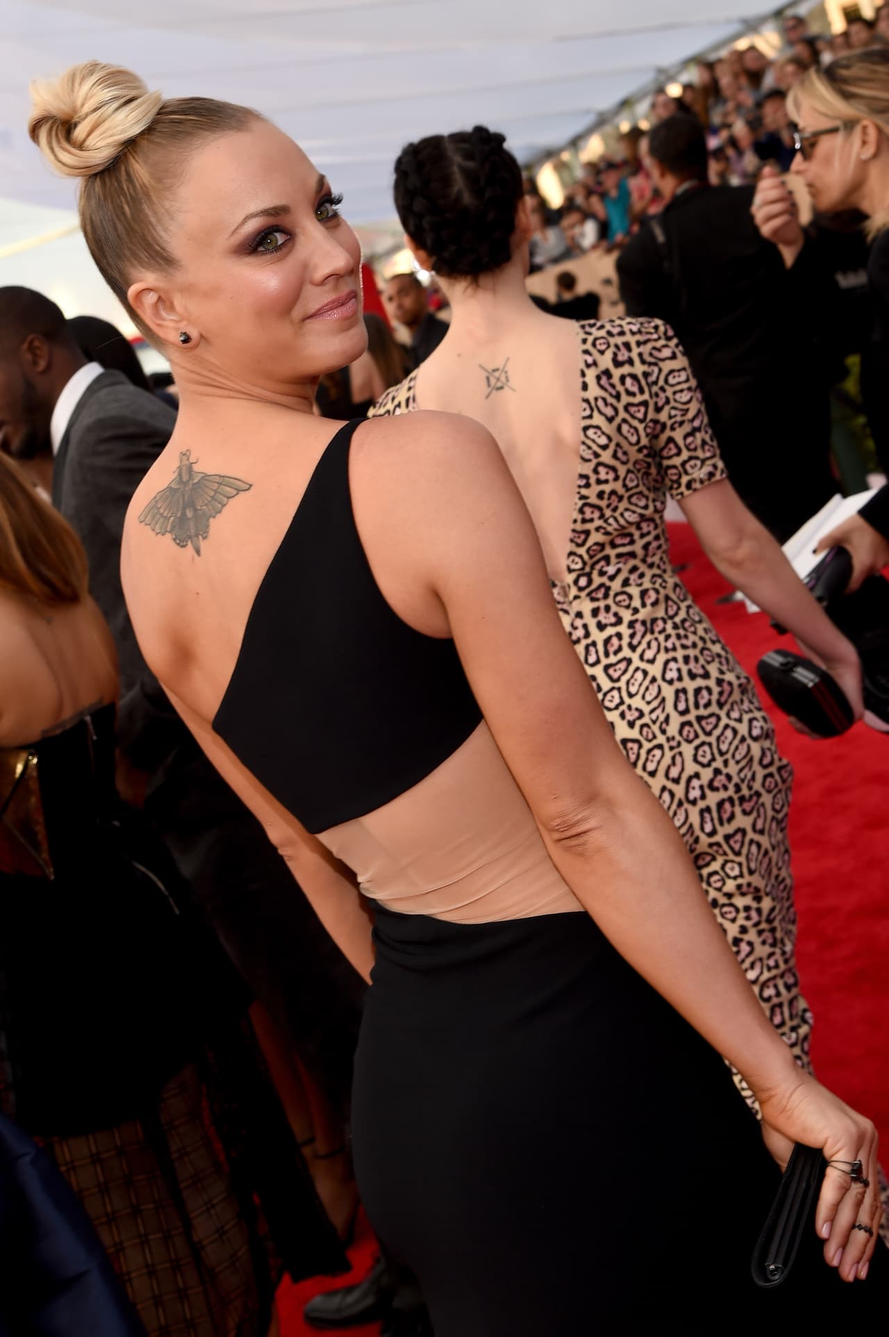 Kaley Cuoco enseñando su nuevo tatuaje