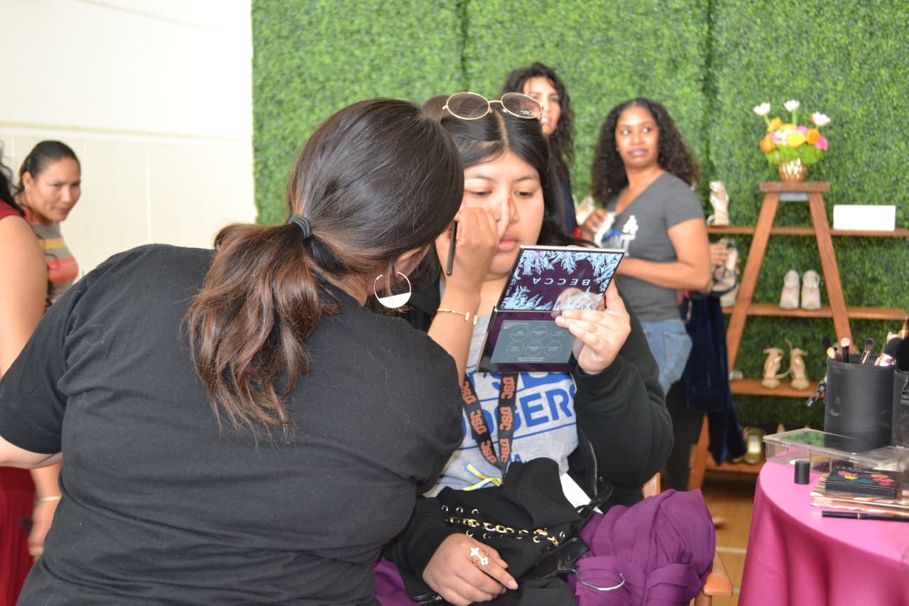 Además se les dotó de maquillaje, asesoría y tips de belleza para que el día de su graducación se arreglen y luzcan como verdaderas princesas.