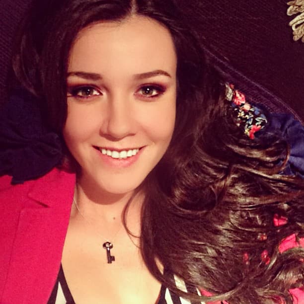 Desde pequeña Natalia soñaba con ser actriz. Así lo compartió en una entrevista para el sitio 'Periódico AM': "Mis papás rogaban para que yo no me dedicara a esto; creyeron que mi idea de ser actriz desaparecería con el paso de los años pero no fue así, fue más grande”.