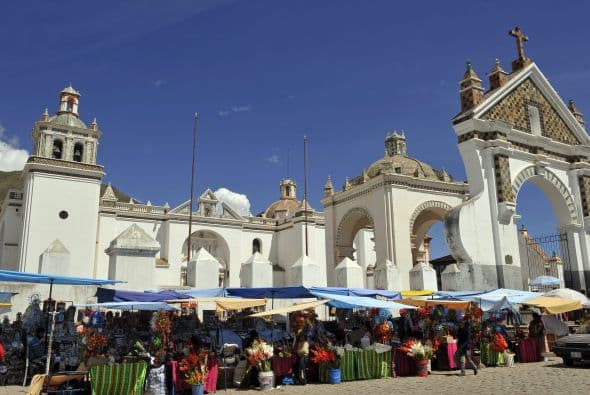Las Iglesias también se llenan de gente, que acude acompañada de sus imágenes religiosas.