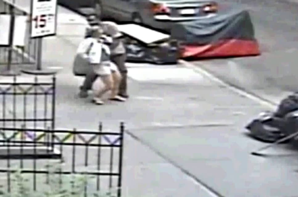 Buscan al sospechoso de echar excremento en el trasero de una mujer en Manhattan