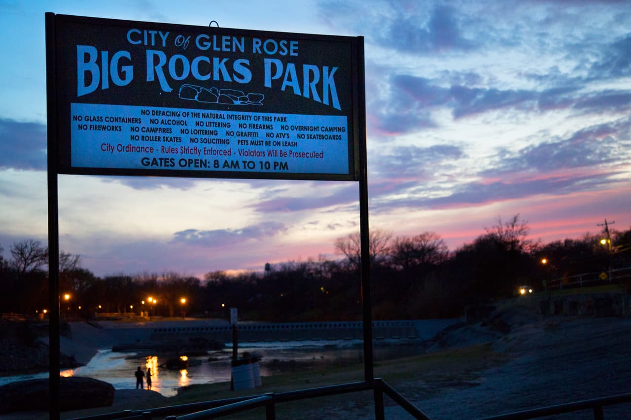 Dinosaur Valley está ubicado muy cerca de Glen Rose, un pueblito tradicional texano que también tiene su propia atracción: el parque Big Rocks, en un tramo del río Paluxi.