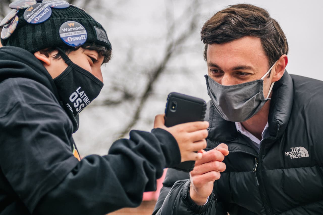 Jon Ossoff se reúne con votantes latinos a menos de una semana de las elecciones de segunda vuelta de Georgia