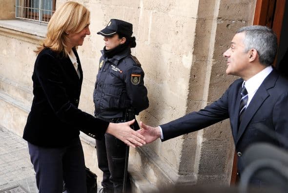 La infanta Cristina explicó durante seis horas y media de declaración judicial por el caso Nóos que se desentendió de la gestión de Aizoon, la empresa que creó al 50 % con Iñaki Urdangarin, porque confiaba plenamente en su marido, informaron fuentes jurídicas. La infanta se desligó de la administración de la sociedad familiar y aseguró que no participó en ninguna actividad del Instituto Nóos, la entidad a través de la cual Urdangarin presuntamente malversó fondos públicos. Durante el detallado interrogatorio de Castro, el primer juez que ha imputado a un miembro de la Familia Real española, la infanta admitió que hizo gastos personales con la tarjeta de crédito de Aizoon, porque entendía que no era ilegal y ha detallado que dispone de tres o cuatro tarjetas de esa clase, negando que ella o su marido tengan ninguna cuenta en paraísos fiscales y que el motivo de su presencia en la empresa que compartía con su marido fuese actuar de escudo ante Hacienda, algo que hubiera rechazado por principios. También aseguró que cuando el asesor del Rey José Manuel Romero le pidió en 2006 a Urdangarin que abandonara el Instituto Nóos, ella entendió que se trataba de evitar la mala imagen que podía acarrear que la entidad se viera envuelta en polémicas políticas, pero no pensó que su marido hiciera nada ilícito. Ella dijo que los 1,2 millones de euros que recibió de su padre para la compra de la casa del matrimonio en la ciudad de Barcelona son un préstamo que está devolviendo poco a poco.