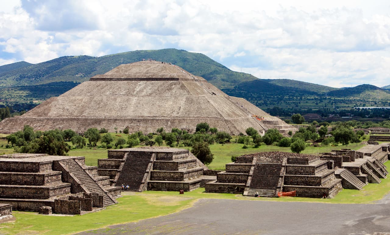 Algunos de estos místicos formaron parte del panteón de las culturas precolombinas. Panteón no panteón no significa “lugar de reposo de los muertos”, sino que se refiere a un grupo de dioses o seres ascendidos o iniciados. Asombrosamente, algunas de estas interpretaciones místicas coinciden con las culturas lejanas de nuestra tierra. Podemos mencionar a los seres míticos más representativos.
<br>
<br>