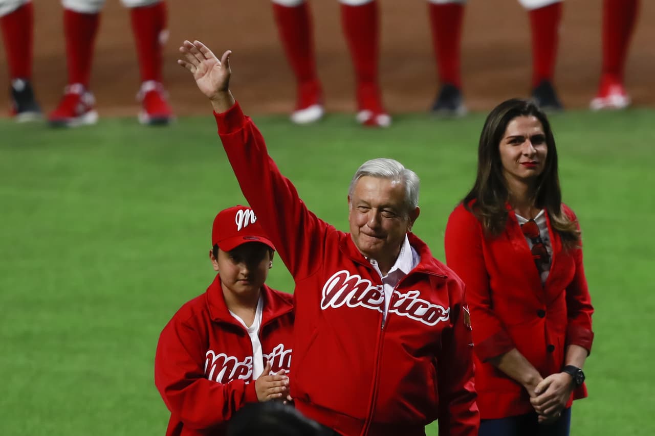 El Presidente de México Andrés Manuel López Obrador se encargó de hacer el lanzamiento inicial en la inauguración del Estadio Alfredo Harp Helú, nueva sede de los Diablos Rojos del México.