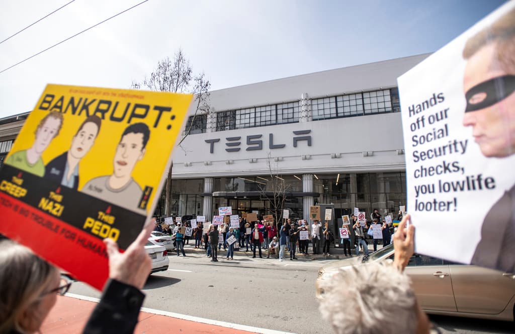 Manifestantes se agrupan afuera de un concesionario de Tesla en San Francisco, el sábado 15 de marzo de 2025. (AP Foto/Josh Edelson)