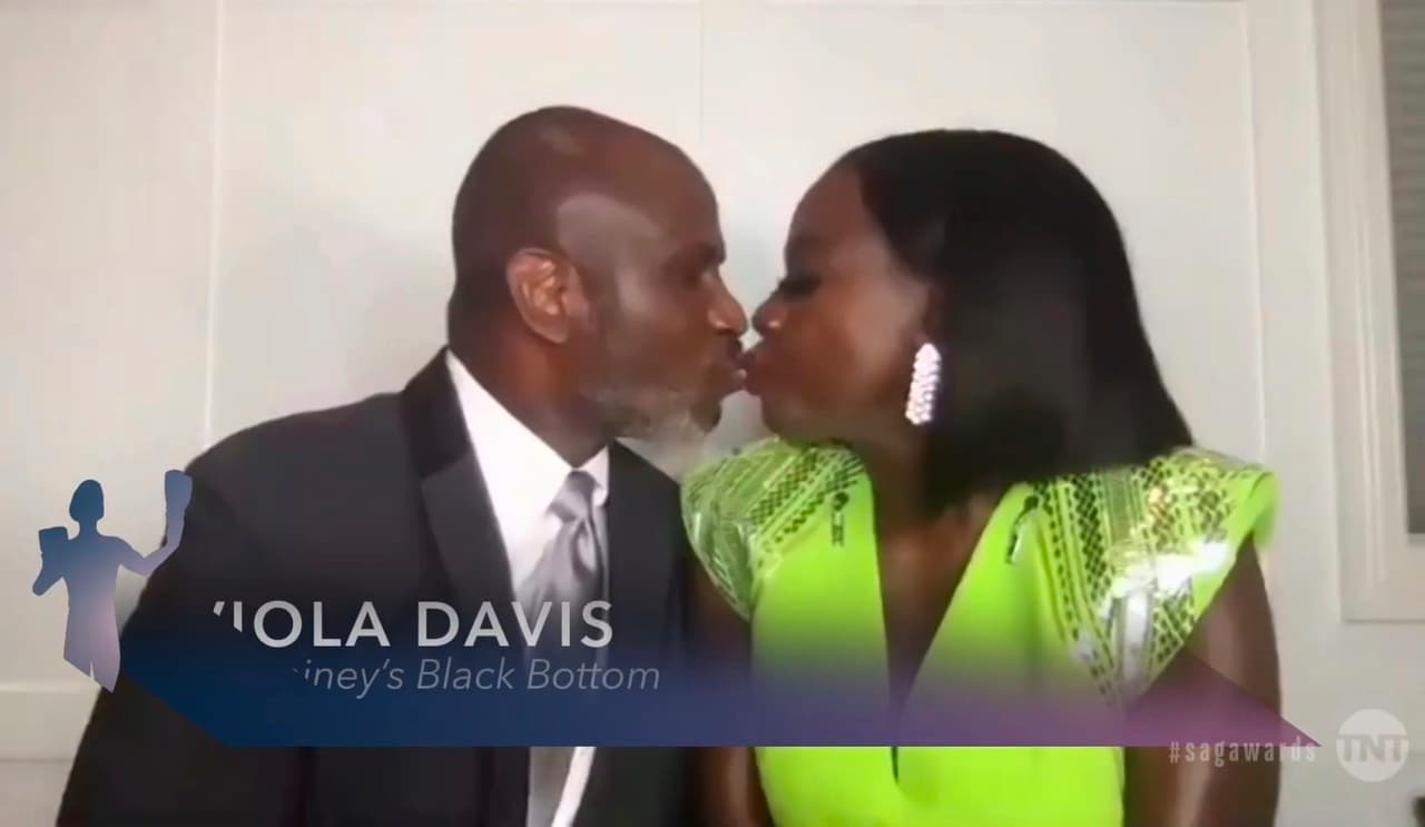 El premio a Mejor Actriz en cine 
<b><a href="https://www.univision.com/entretenimiento/oscar/el-conmovedor-discurso-de-viola-davis-en-los-oscar-2017" target="_blank">fue para Viola Davis</a></b> por 'Ma Rainey’s Black Bottom'. Este reconocimiento marcó una sorpresa ya que en otras premiaciones, como los Critics Choice Awards y los Globos de Oro, las galardonadas en ese rubro fueron Carey Mulligan por 'Promising Young Woman' y Frances McDormand por 'Nomadland'.
<br>