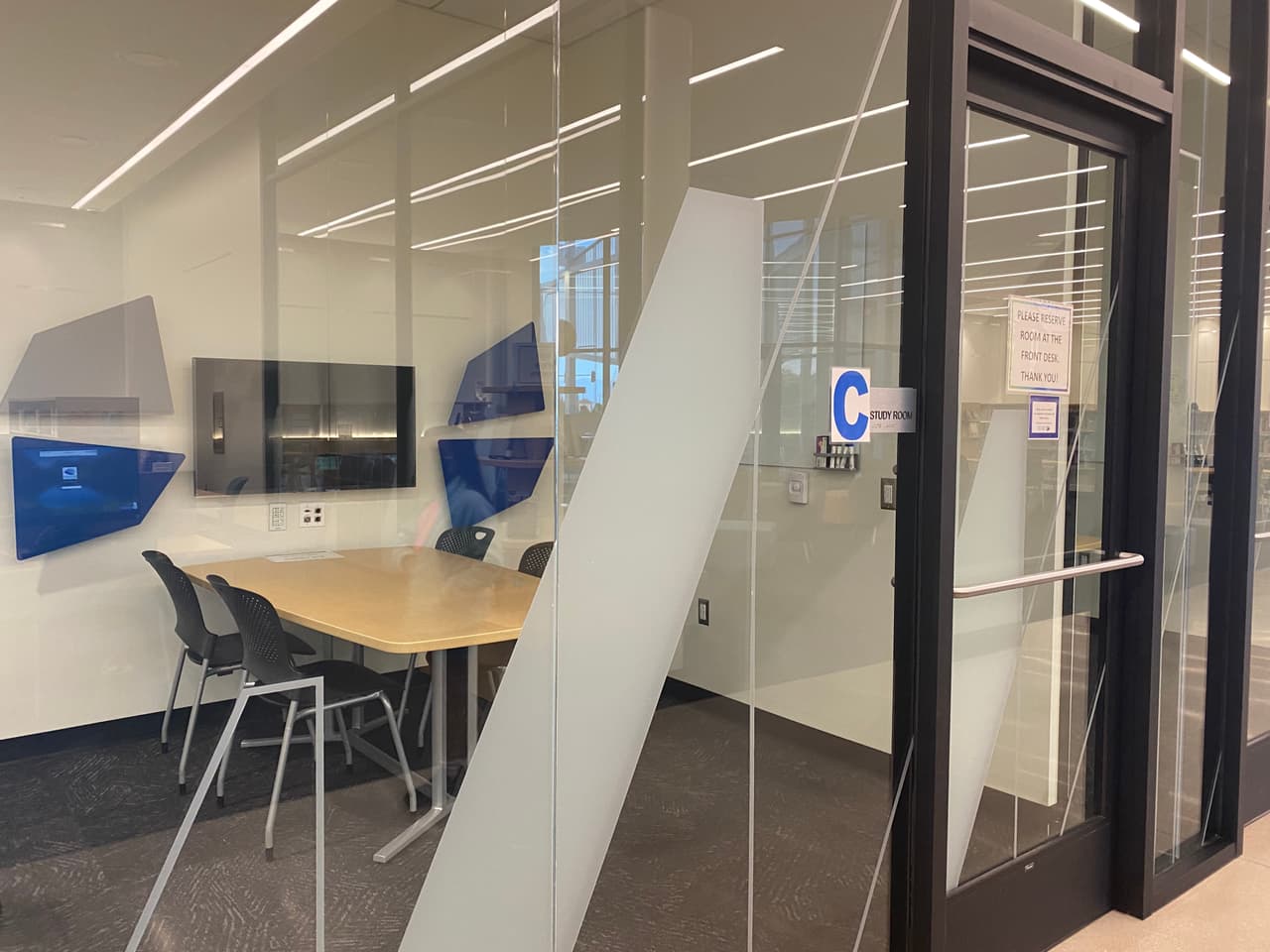 Dentro de la biblioteca hay varias oficinas pequeñas que deben ser reservadas con anterioridad.