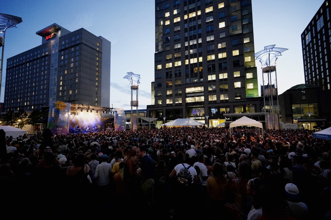 <b>Evento</b>: Hopscotch Music Festival
<br>
<b>Fechas</b>: 5 al 7 de septiembre 
<br>
<b>Lugar</b>: Downtown Raleigh
<br>
<b>Sitio web</b>: 
<a href="https://hopscotchmusicfest.com/">https://hopscotchmusicfest.com/</a> 
<br>
<br>Este festival es considerado como uno de los eventos musicales independientes imperdibles de Estados Unidos.