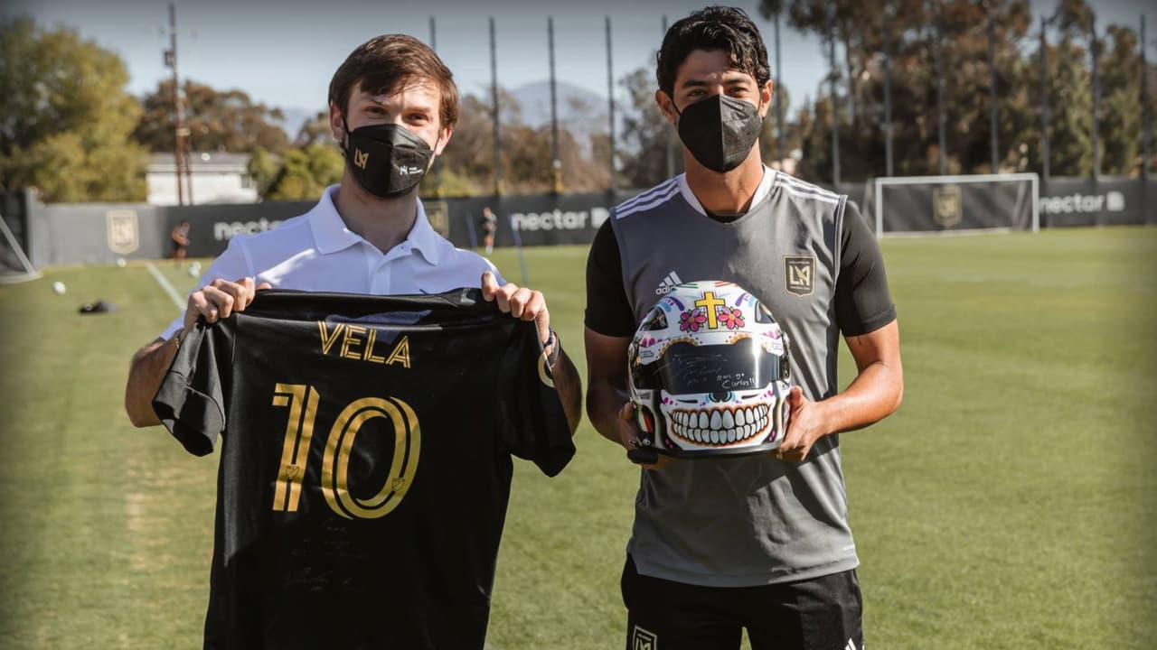 Carlos Vela recibe casco de NASCAR de Daniel Suárez