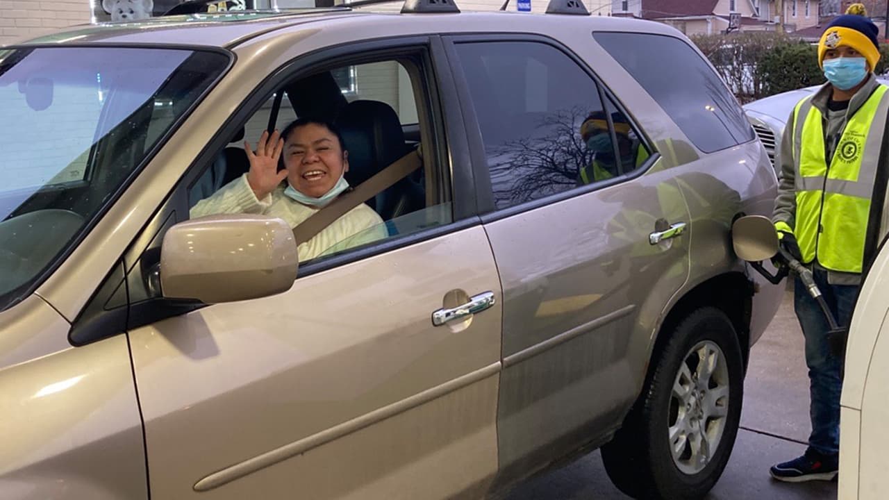 El comsbutsible es despachado por voluntarios, para agilizar el reparto, que la ocasión anterior ocasionó complicaciones viales.