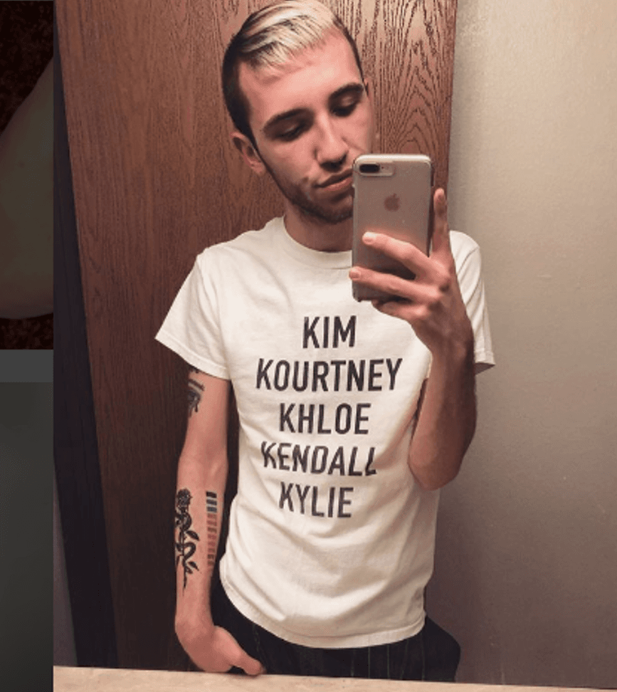 <b><a href="https://www.instagram.com/itsjohnnycyrus/">Johnny Cyrus</a></b> es un joven de 21 años que desde los 15 ha seguido a la familia de la serie ‘
<b>Keeping Up With the Kardashians</b>’, aunque su favorita es Kylie Jenner y en su piel presume la mayor evidencia.